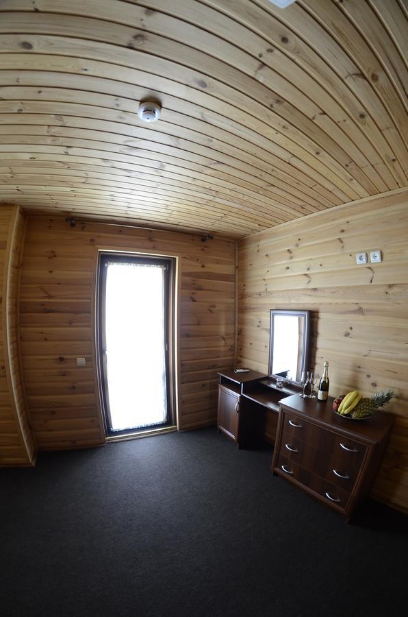 Curtea Boierului Hotel Peresecina Kültér fotó