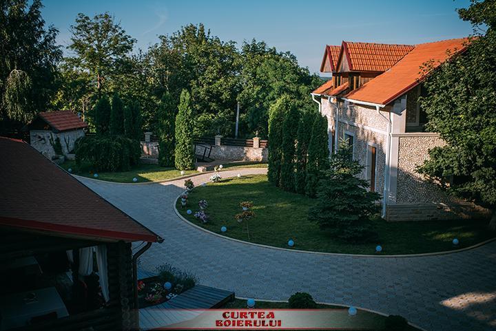 Curtea Boierului Hotel Peresecina Kültér fotó