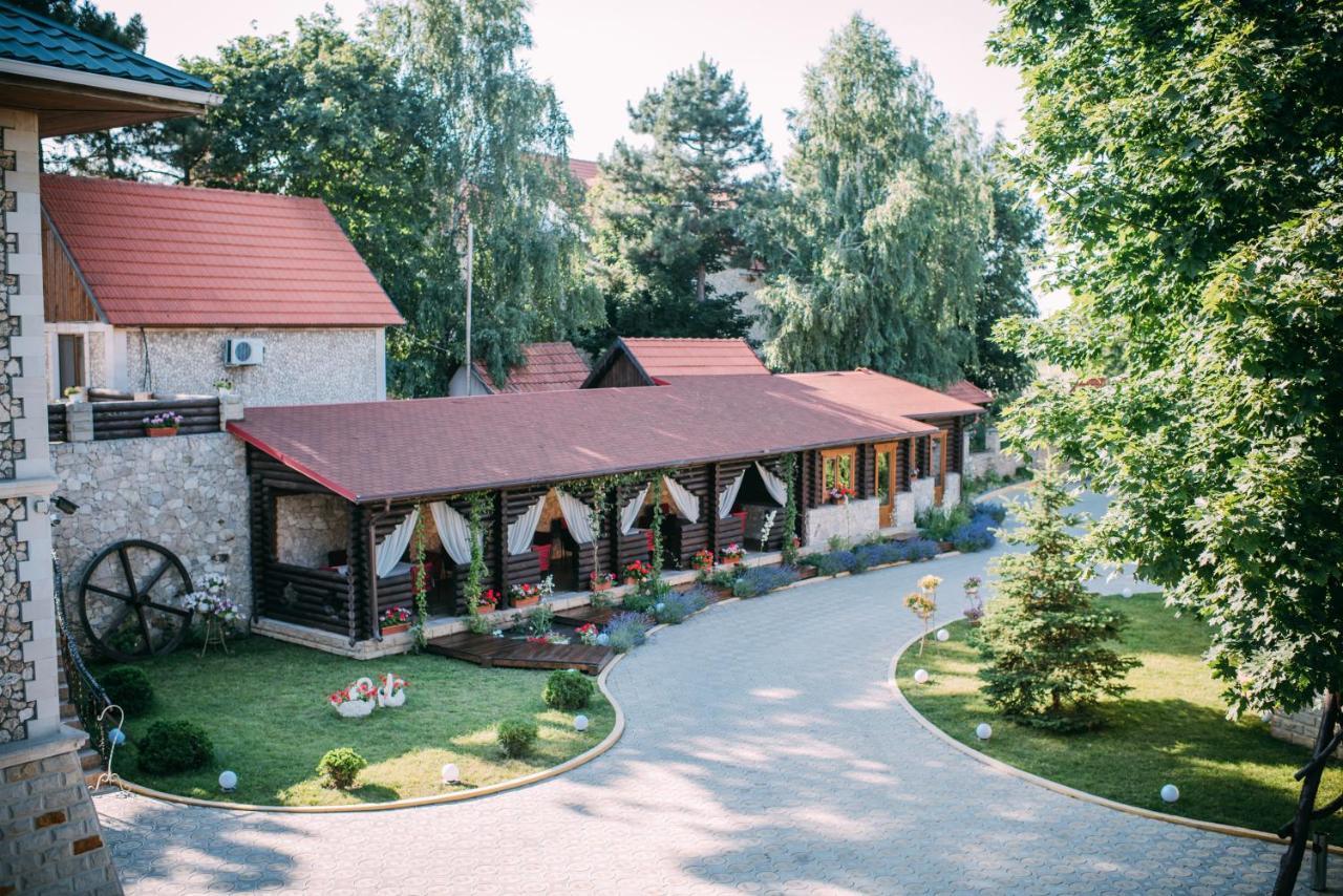 Curtea Boierului Hotel Peresecina Kültér fotó